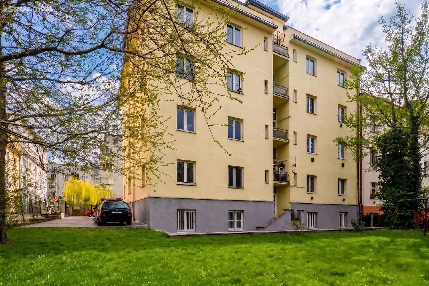 Rovnoběžná 34 — pohled na dům ze zahrady